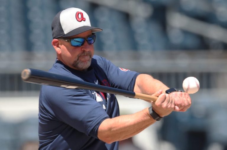 Braves keep it in house in replacing manager Brian Snitker